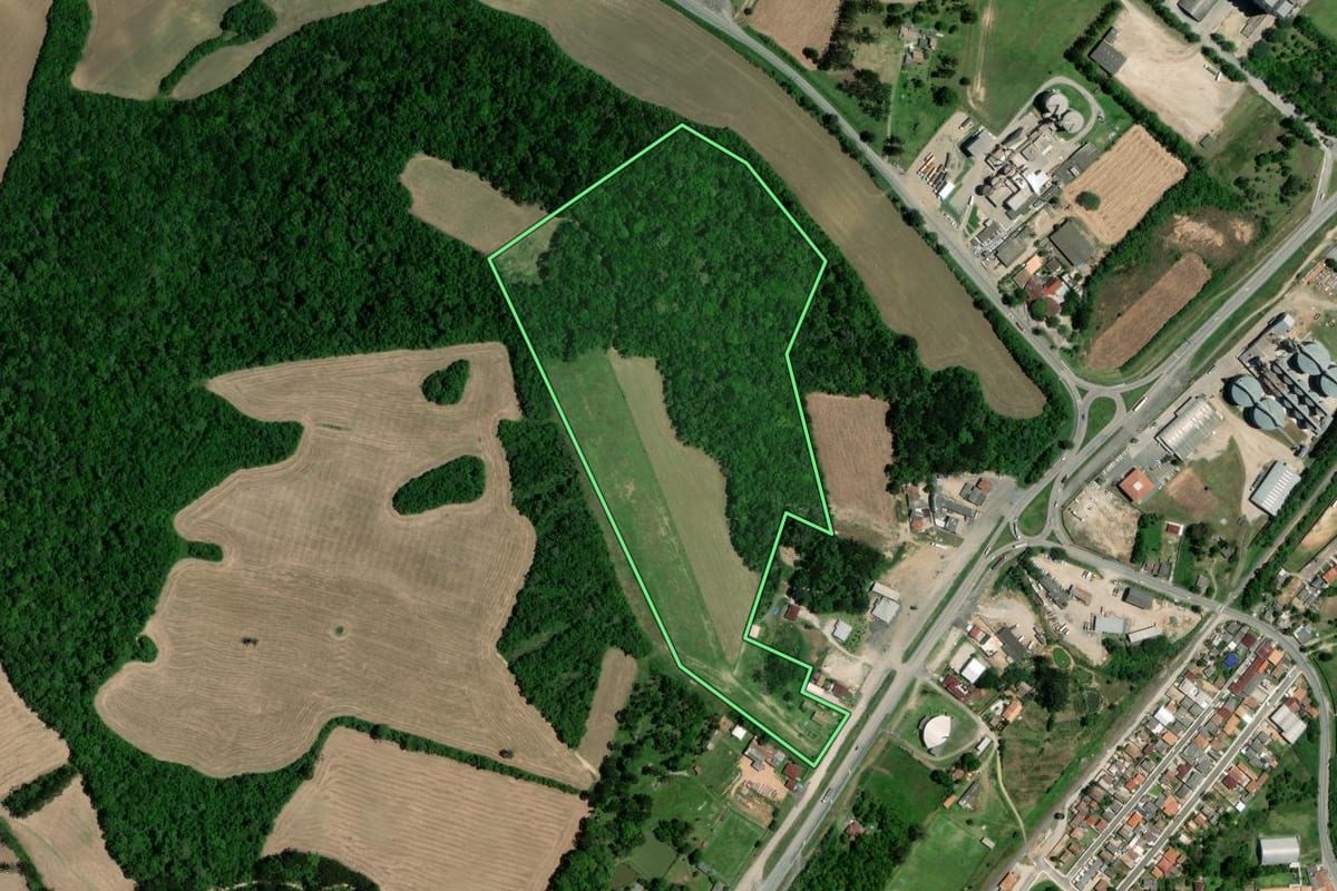 Imagem de satélite do imóvel rural em Lapa (PR), com o contorno declarado no CAR desenhado por cima.