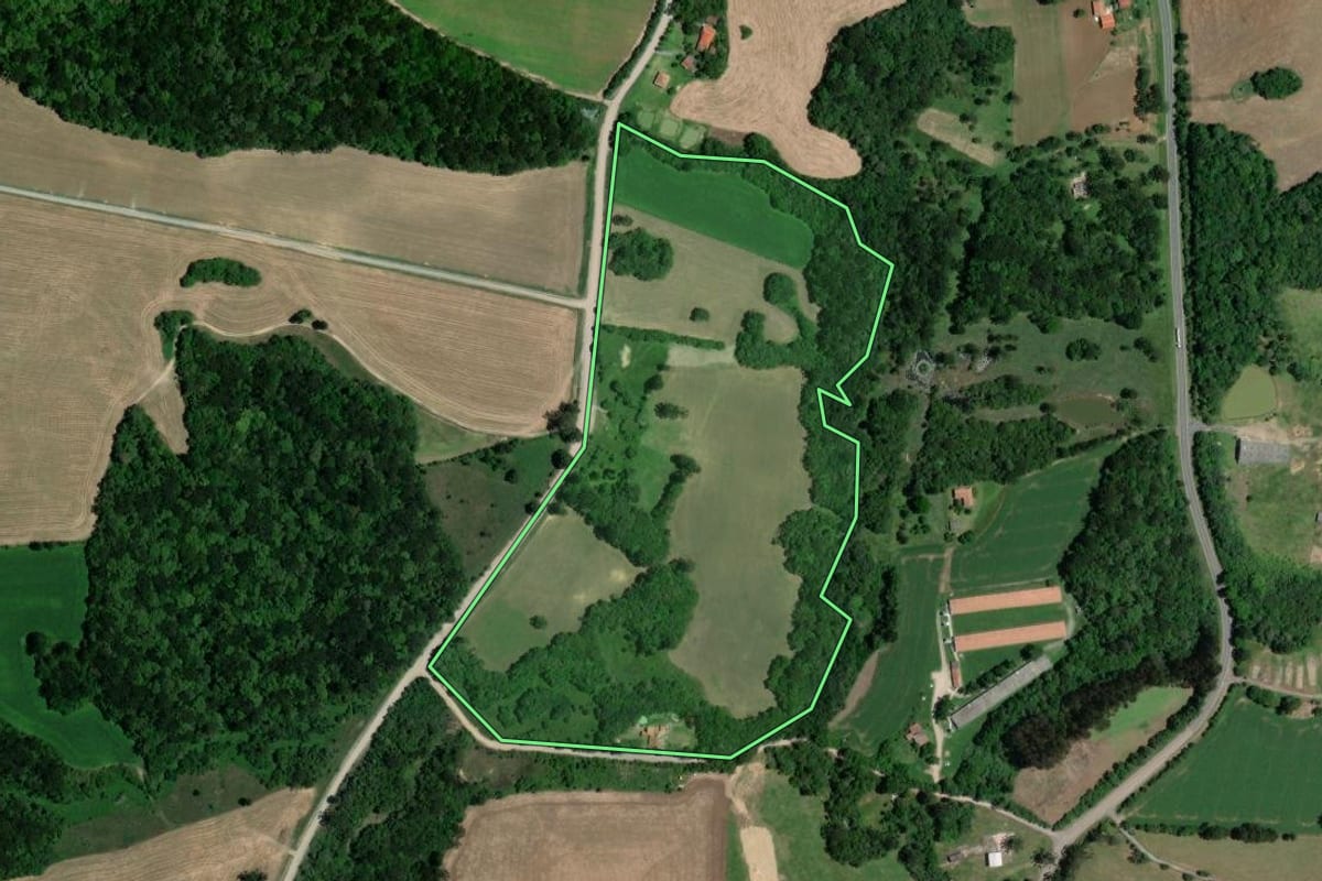Imagem de satélite do imóvel rural em Lapa (PR), com o contorno declarado no CAR desenhado por cima.