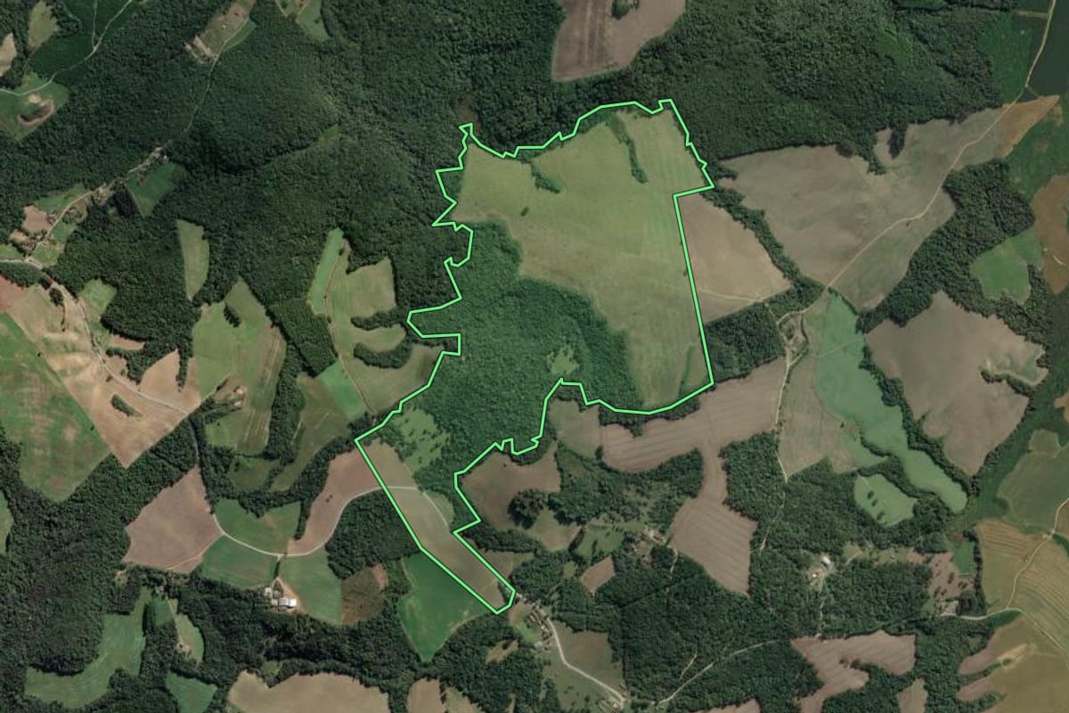Imagem de satélite do imóvel rural em Lapa (PR), com o contorno declarado no CAR desenhado por cima.