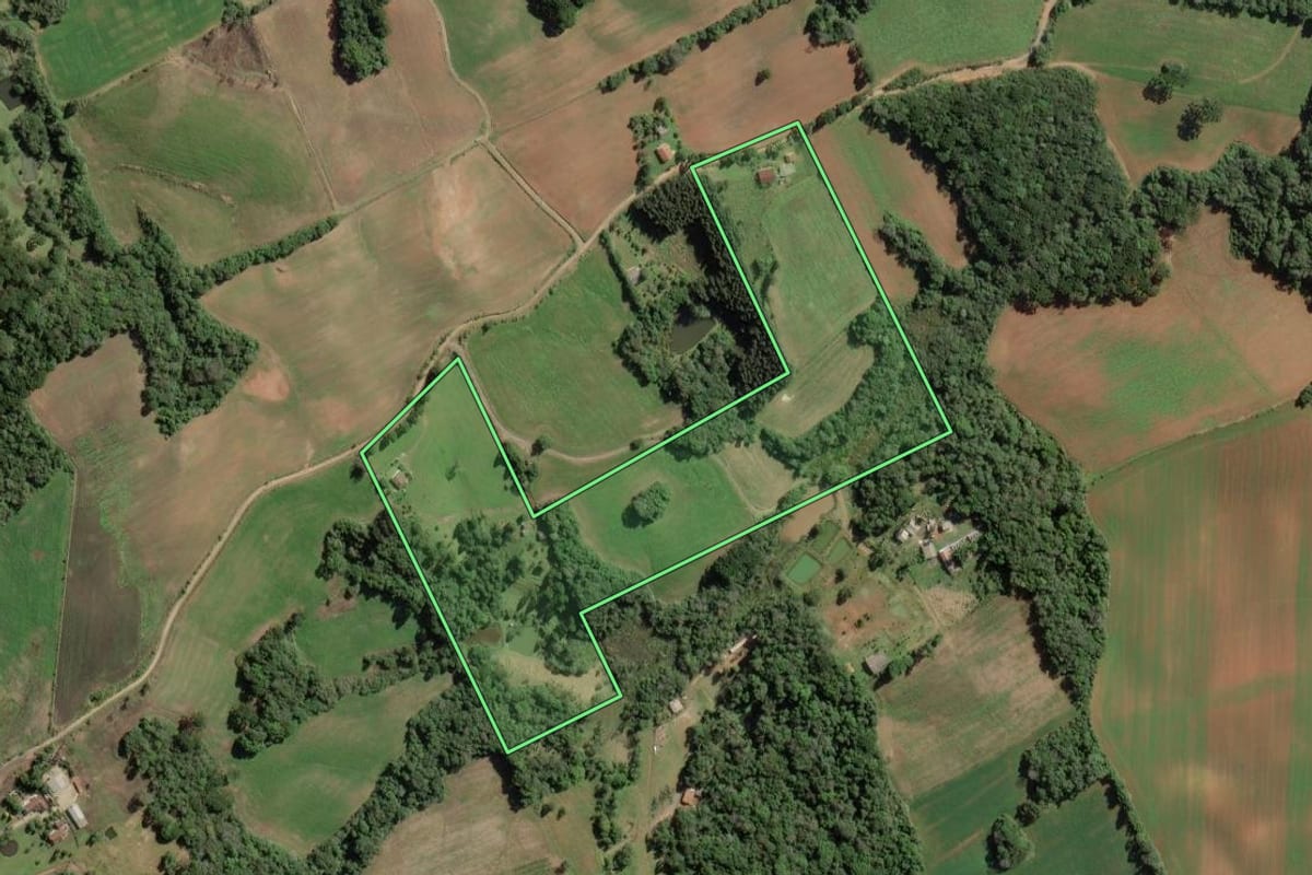 Imagem de satélite do imóvel rural em Lapa (PR), com o contorno declarado no CAR desenhado por cima.