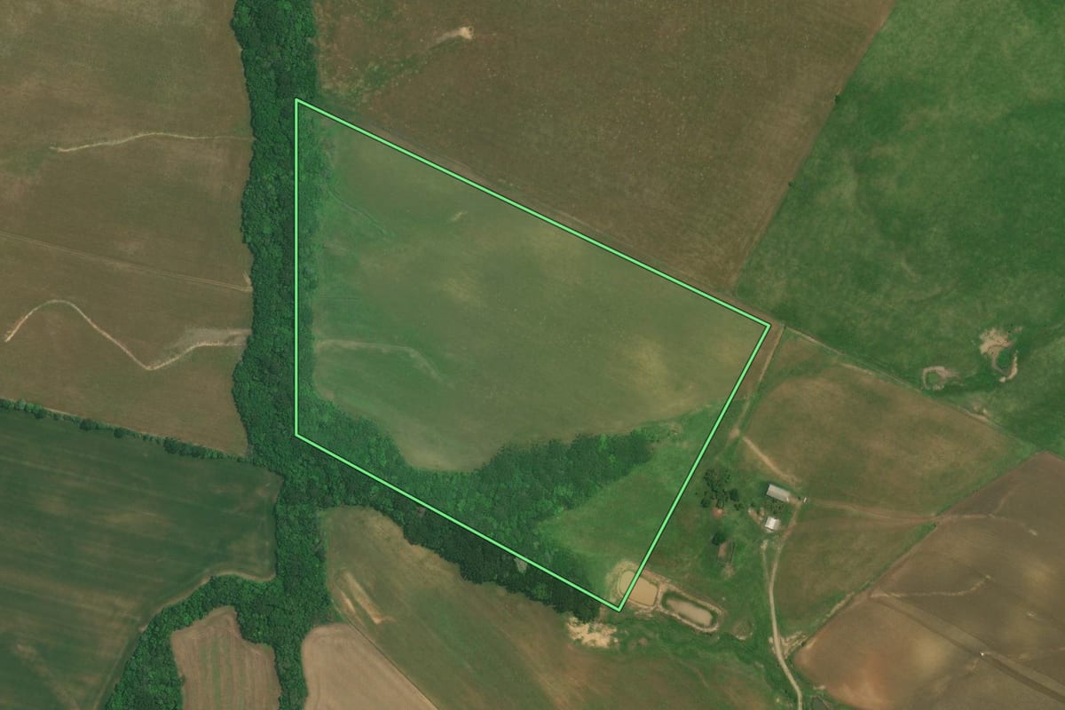 Imagem de satélite do imóvel rural em Lapa (PR), com o contorno declarado no CAR desenhado por cima.