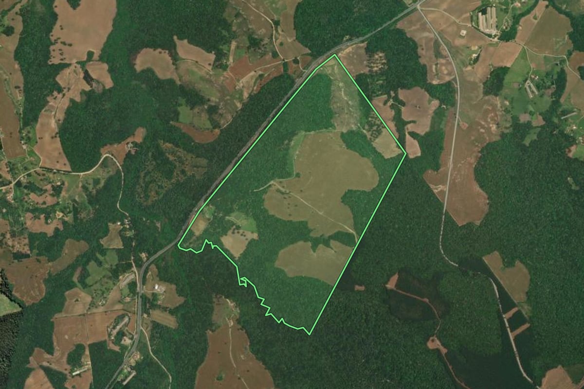 Imagem de satélite do imóvel rural em Lapa (PR), com o contorno declarado no CAR desenhado por cima.