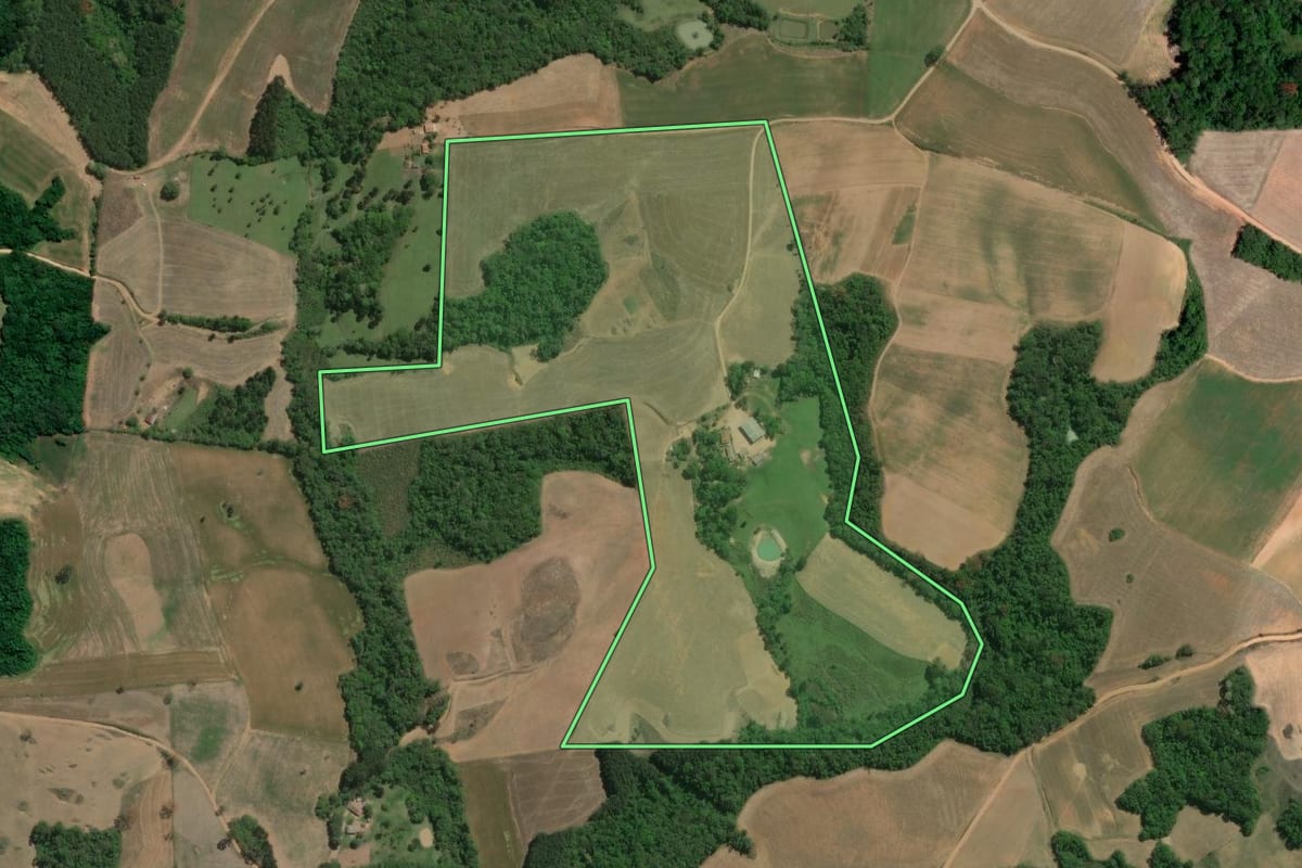 Imagem de satélite do imóvel rural em Lapa (PR), com o contorno declarado no CAR desenhado por cima.
