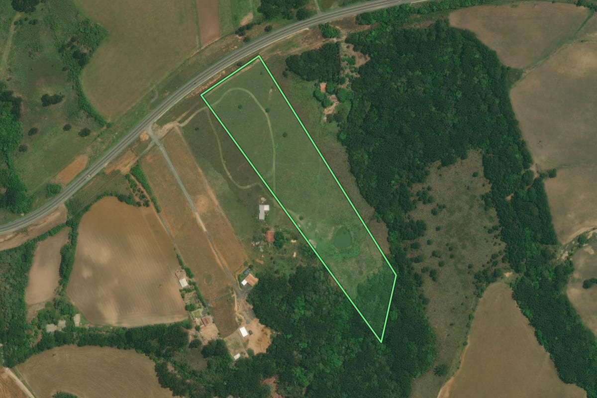 Imagem de satélite do imóvel rural em Lapa (PR), com o contorno declarado no CAR desenhado por cima.