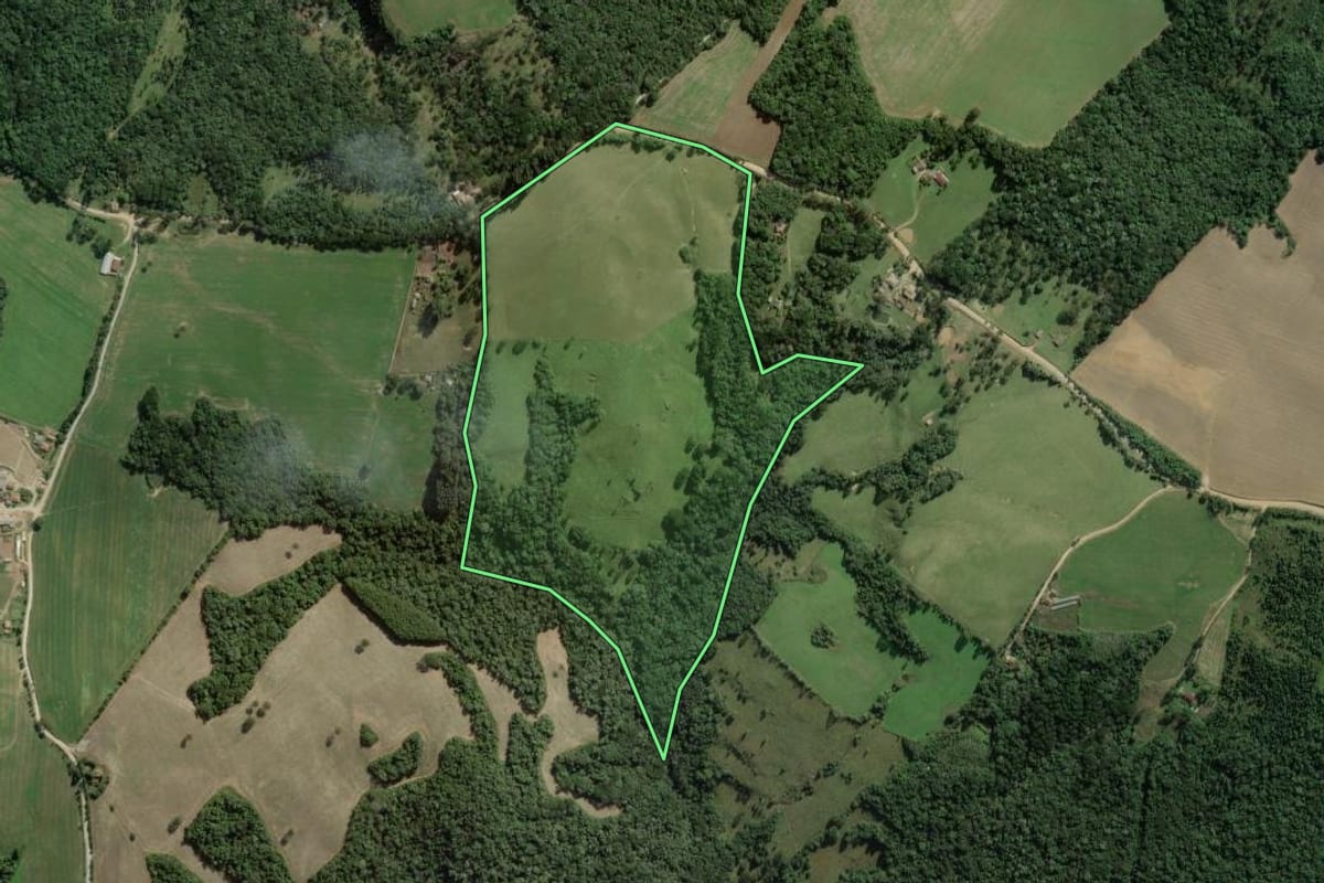 Imagem de satélite do imóvel rural em Lapa (PR), com o contorno declarado no CAR desenhado por cima.