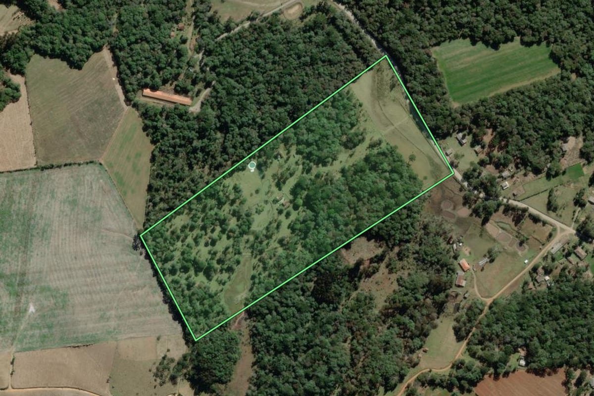 Imagem de satélite do imóvel rural em Lapa (PR), com o contorno declarado no CAR desenhado por cima.