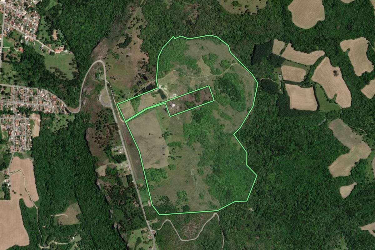 Imagem de satélite do imóvel rural em Lapa (PR), com o contorno declarado no CAR desenhado por cima.