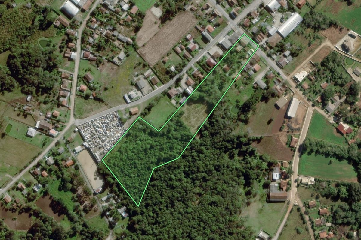 Imagem de satélite do imóvel rural em Lapa (PR), com o contorno declarado no CAR desenhado por cima.