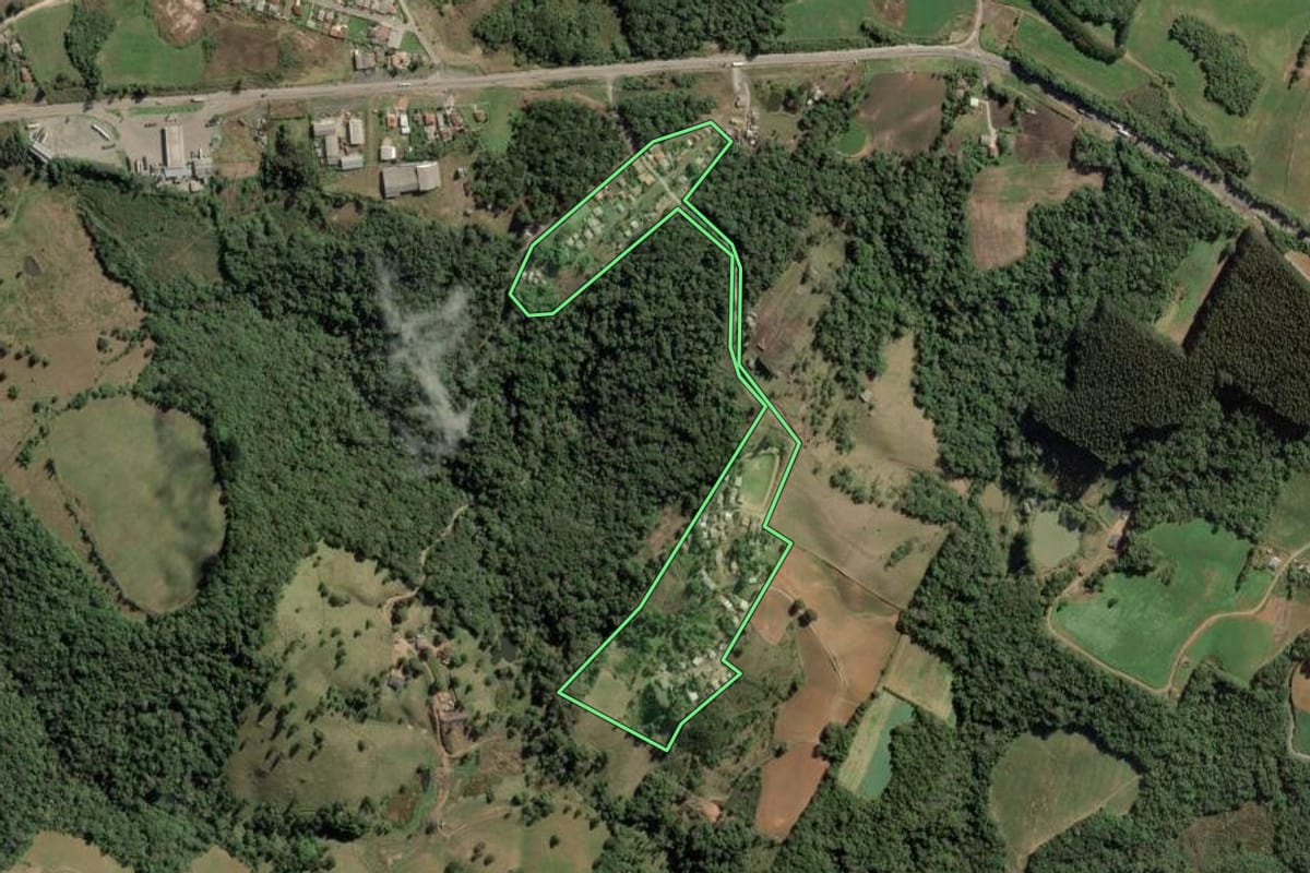 Imagem de satélite do imóvel rural em Lapa (PR), com o contorno declarado no CAR desenhado por cima.