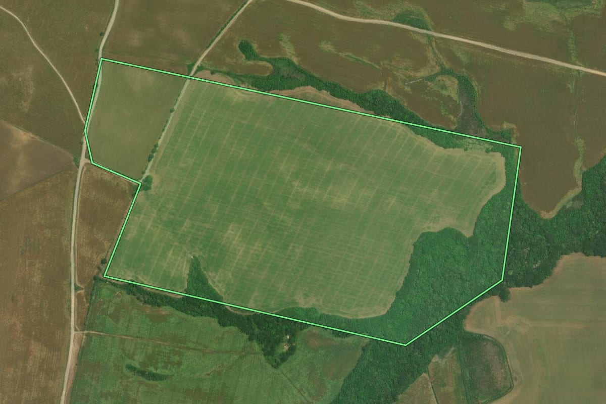 Imagem de satélite do imóvel rural em Lapa (PR), com o contorno declarado no CAR desenhado por cima.