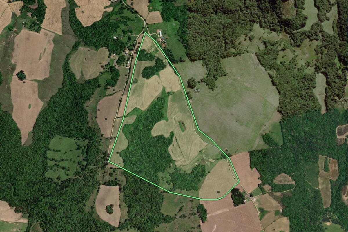 Imagem de satélite do imóvel rural em Lapa (PR), com o contorno declarado no CAR desenhado por cima.