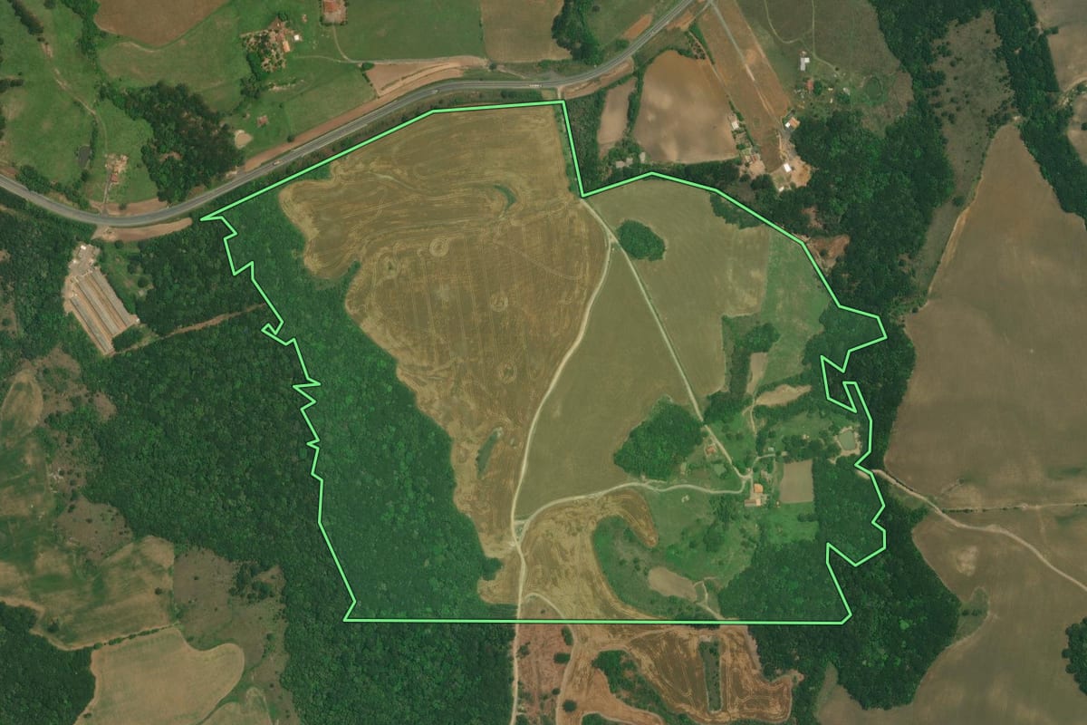 Imagem de satélite do imóvel rural em Lapa (PR), com o contorno declarado no CAR desenhado por cima.