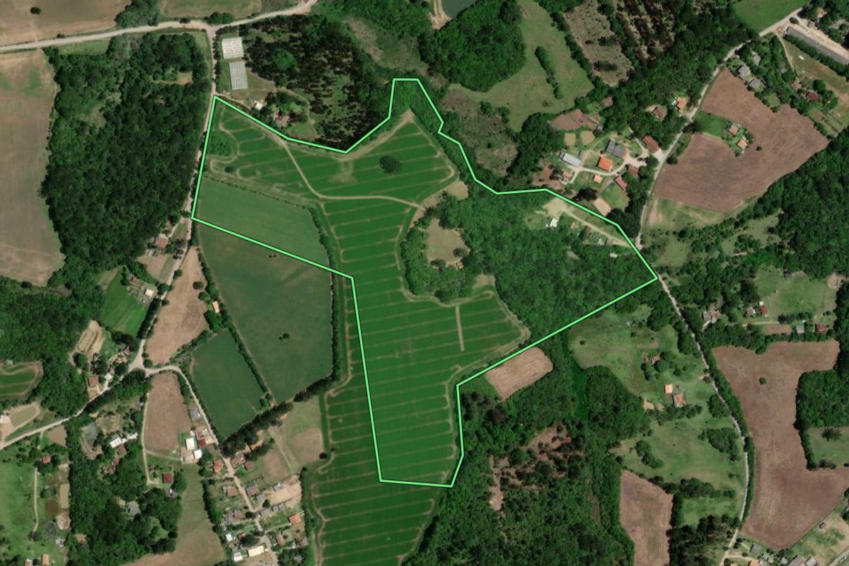 Imagem de satélite do imóvel rural em Lapa (PR), com o contorno declarado no CAR desenhado por cima.