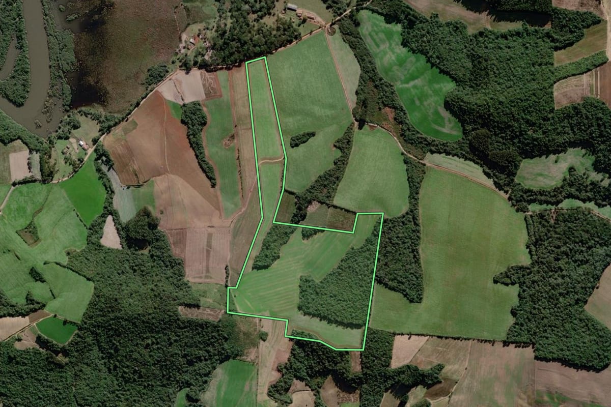 Imagem de satélite do imóvel rural em Lapa (PR), com o contorno declarado no CAR desenhado por cima.