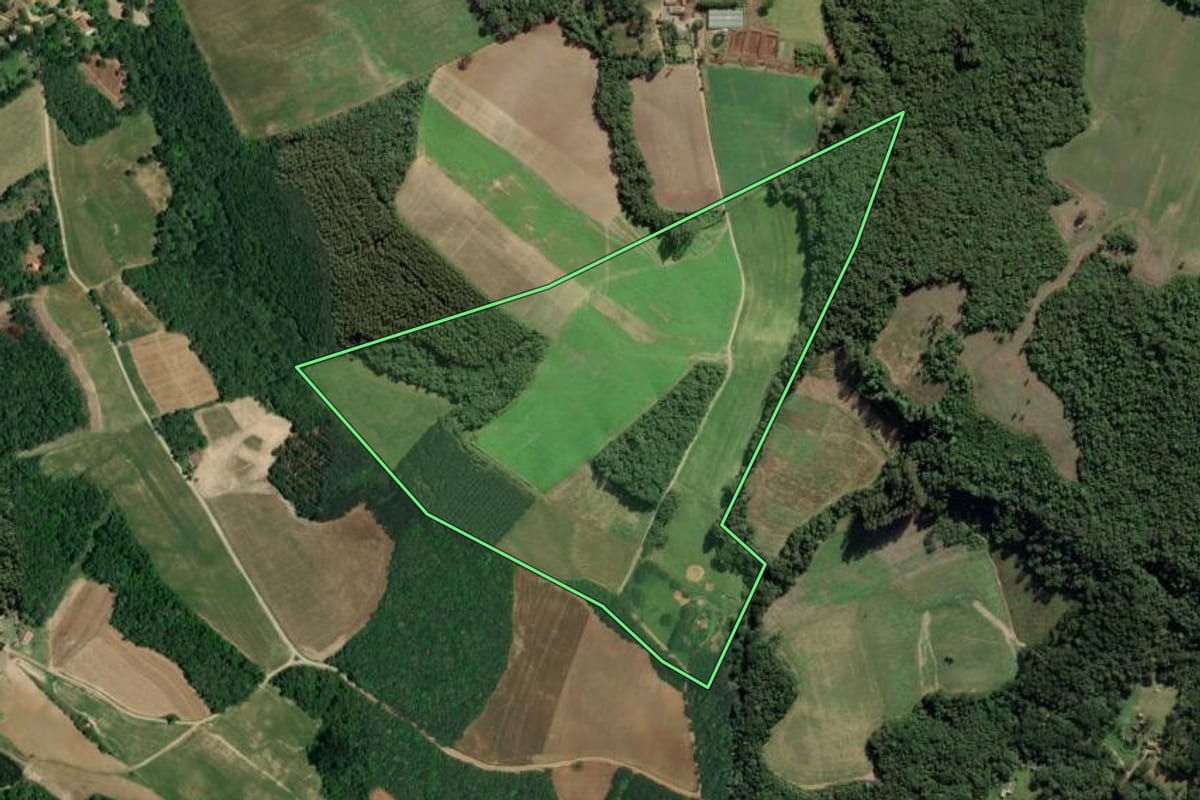 Imagem de satélite do imóvel rural em Lapa (PR), com o contorno declarado no CAR desenhado por cima.