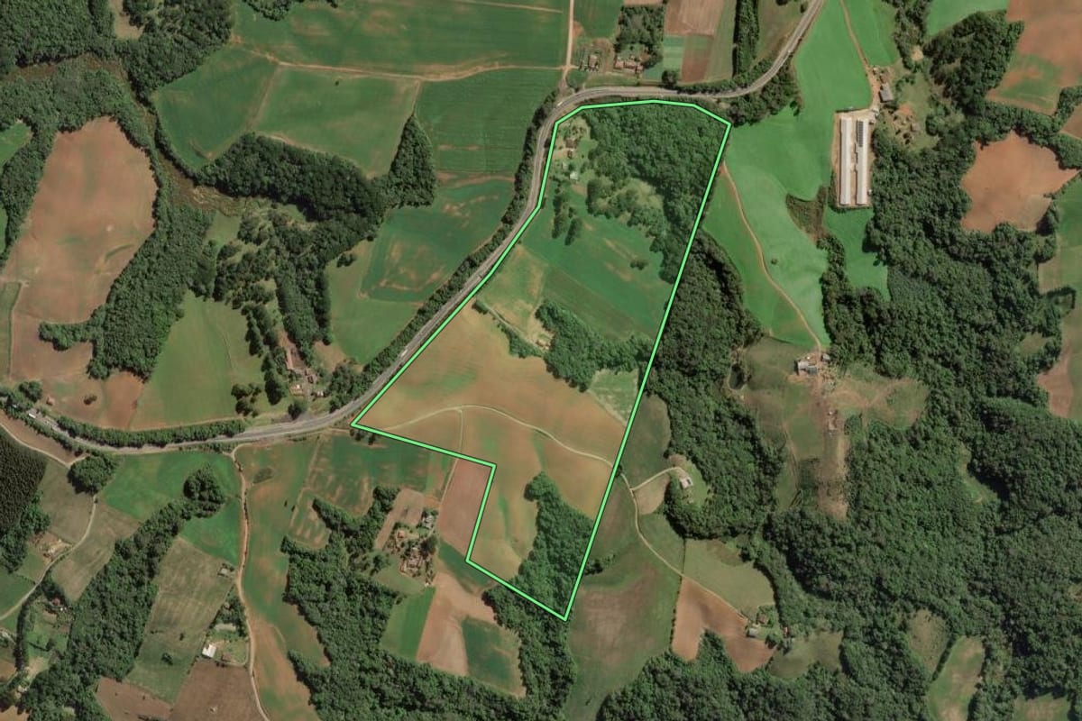 Imagem de satélite do imóvel rural em Lapa (PR), com o contorno declarado no CAR desenhado por cima.