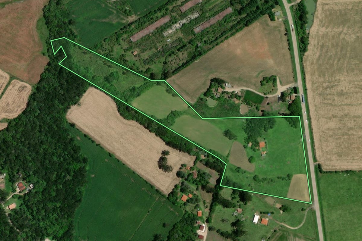 Imagem de satélite do imóvel rural em Lapa (PR), com o contorno declarado no CAR desenhado por cima.