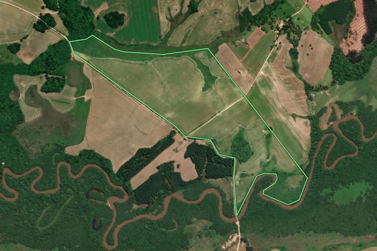 Imagem de satélite do imóvel rural em Lapa (PR), com o contorno declarado no CAR desenhado por cima.