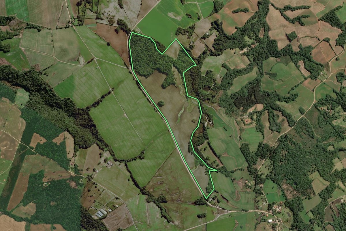 Imagem de satélite do imóvel rural em Lapa (PR), com o contorno declarado no CAR desenhado por cima.