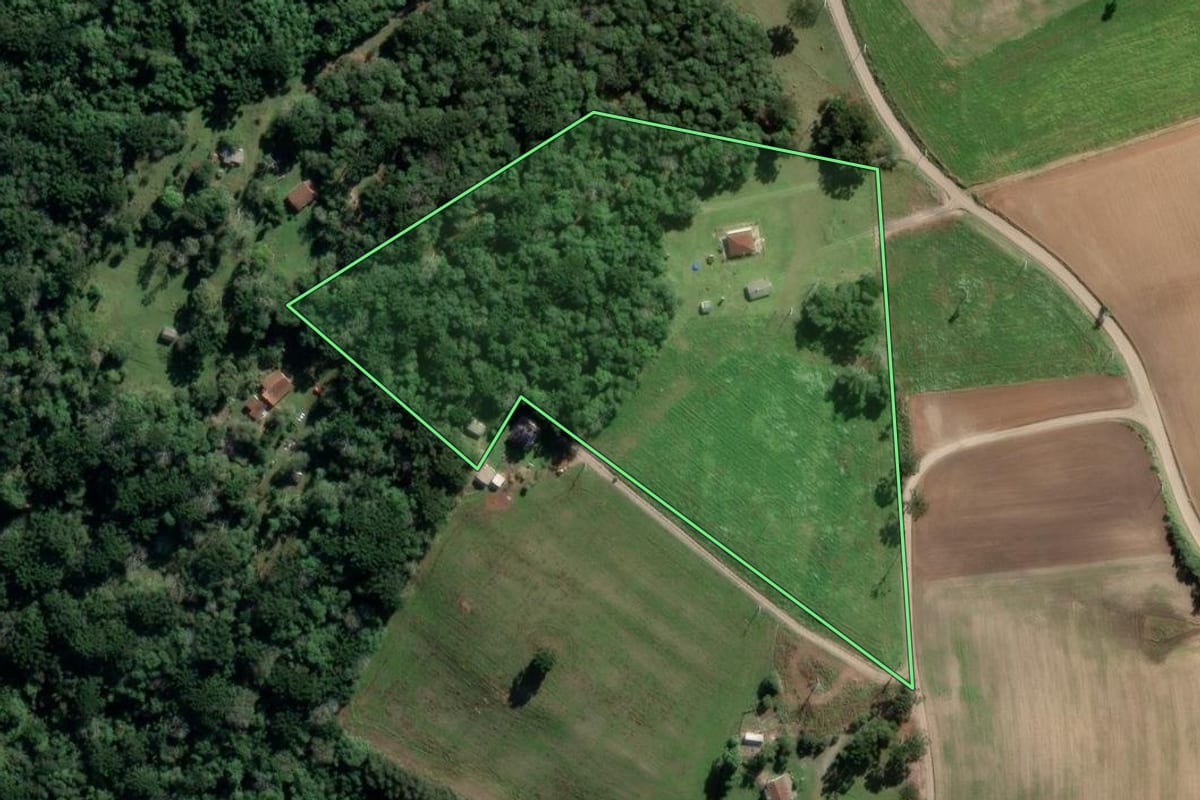 Imagem de satélite do imóvel rural em Lapa (PR), com o contorno declarado no CAR desenhado por cima.