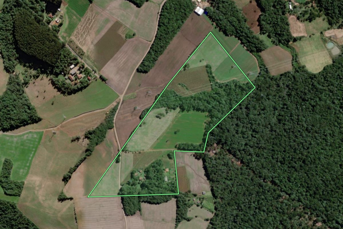 Imagem de satélite do imóvel rural em Lapa (PR), com o contorno declarado no CAR desenhado por cima.