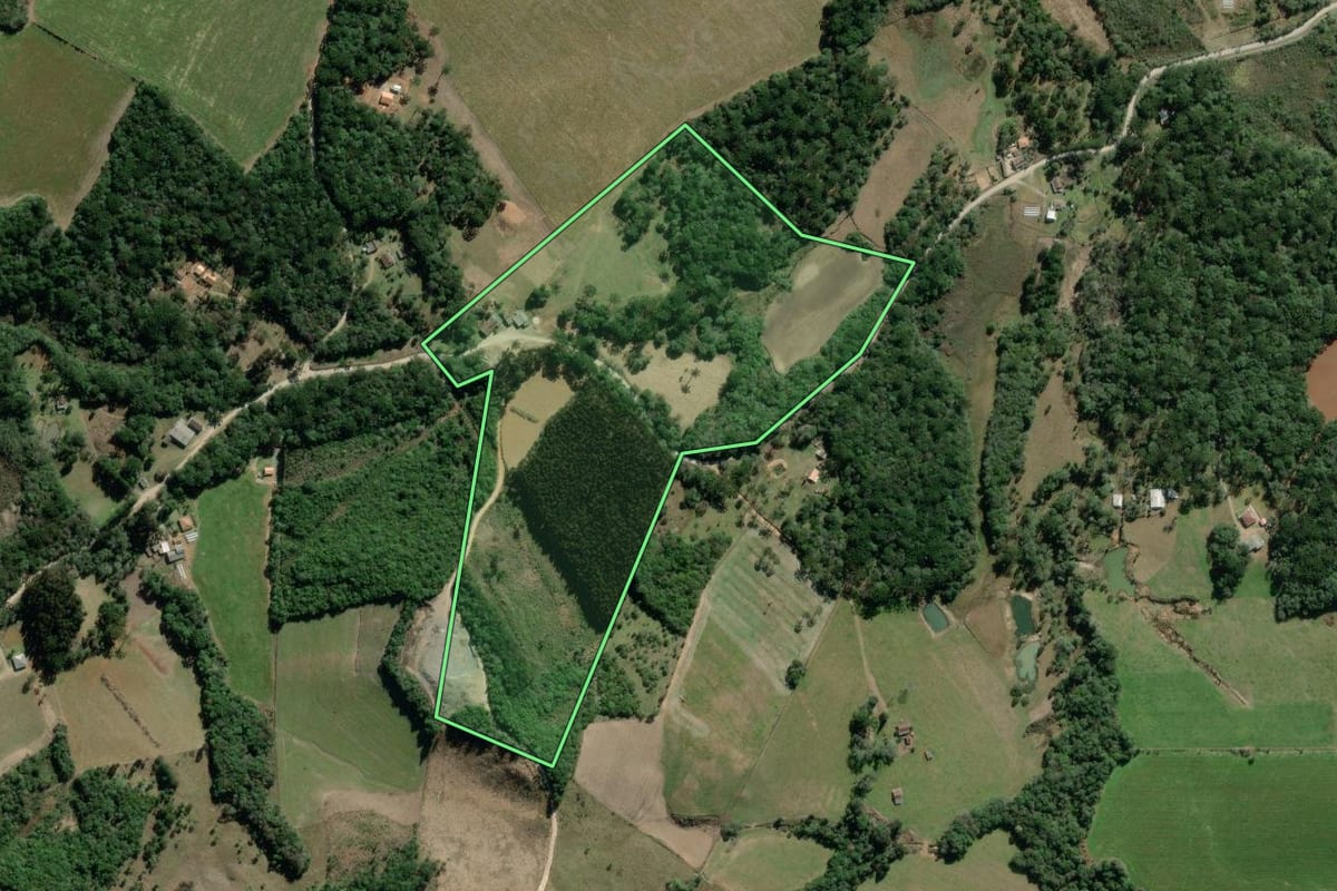 Imagem de satélite do imóvel rural em Lapa (PR), com o contorno declarado no CAR desenhado por cima.