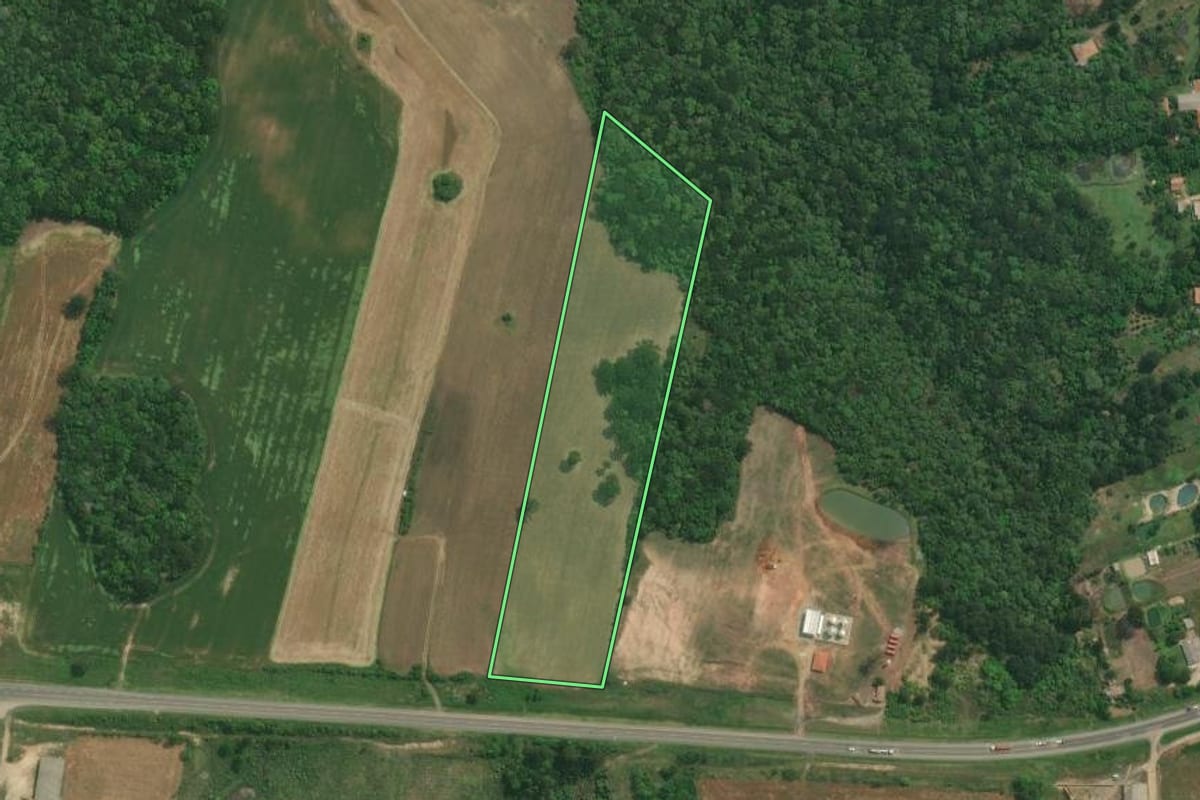 Imagem de satélite do imóvel rural em Lapa (PR), com o contorno declarado no CAR desenhado por cima.