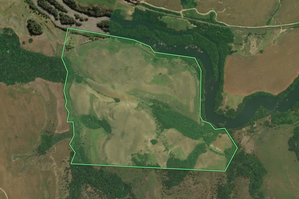 Imagem de satélite do imóvel rural em Lapa (PR), com o contorno declarado no CAR desenhado por cima.