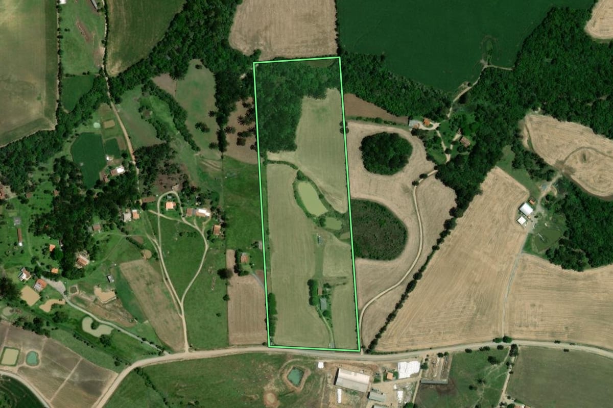 Imagem de satélite do imóvel rural em Lapa (PR), com o contorno declarado no CAR desenhado por cima.