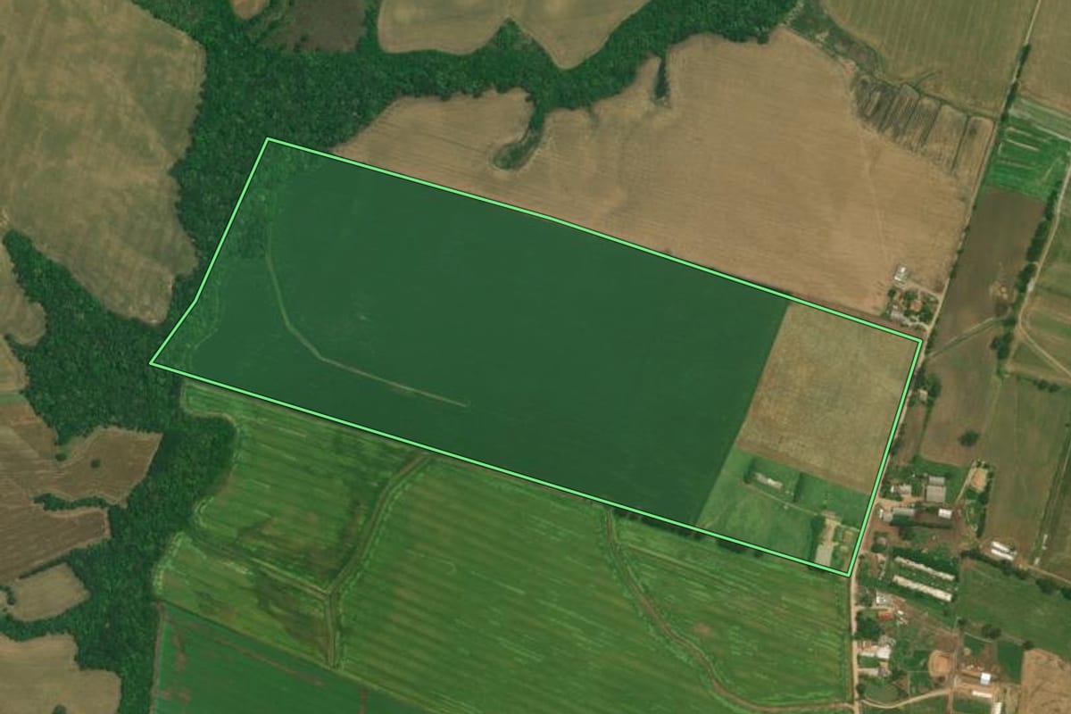 Imagem de satélite do imóvel rural em Lapa (PR), com o contorno declarado no CAR desenhado por cima.
