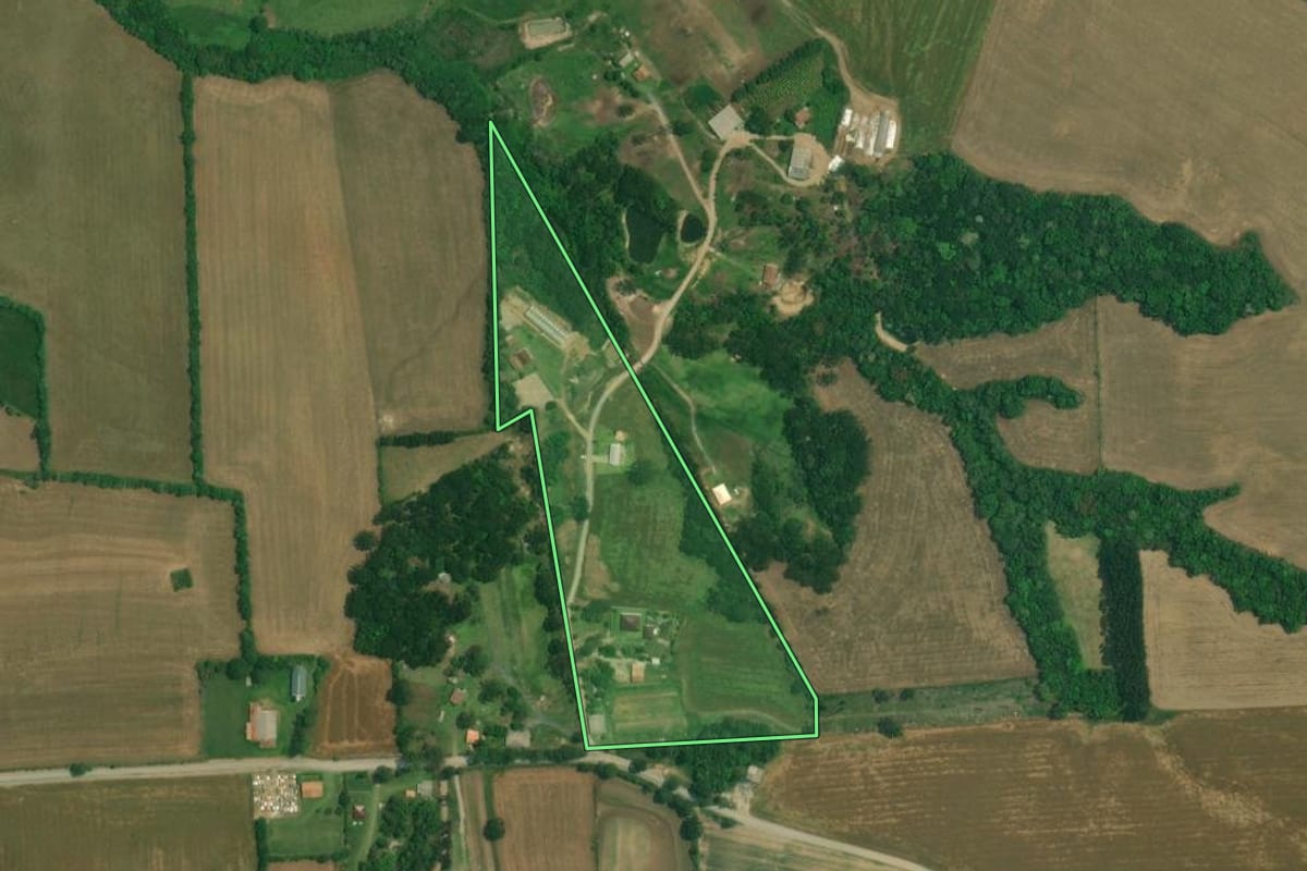 Imagem de satélite do imóvel rural em Lapa (PR), com o contorno declarado no CAR desenhado por cima.