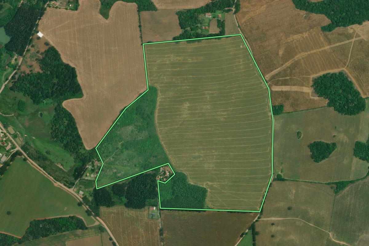 Imagem de satélite do imóvel rural em Lapa (PR), com o contorno declarado no CAR desenhado por cima.