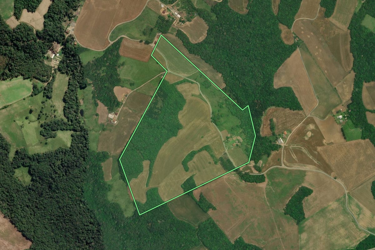 Imagem de satélite do imóvel rural em Lapa (PR), com o contorno declarado no CAR desenhado por cima.