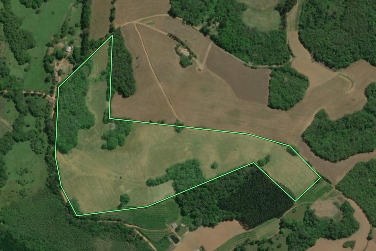 Imagem de satélite do imóvel rural em Lapa (PR), com o contorno declarado no CAR desenhado por cima.