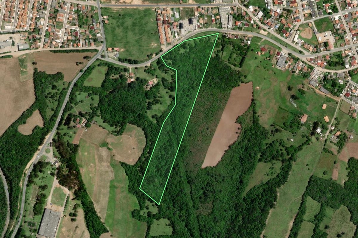 Imagem de satélite do imóvel rural em Lapa (PR), com o contorno declarado no CAR desenhado por cima.