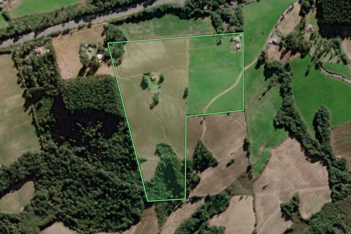 Imagem de satélite do imóvel rural em Lapa (PR), com o contorno declarado no CAR desenhado por cima.