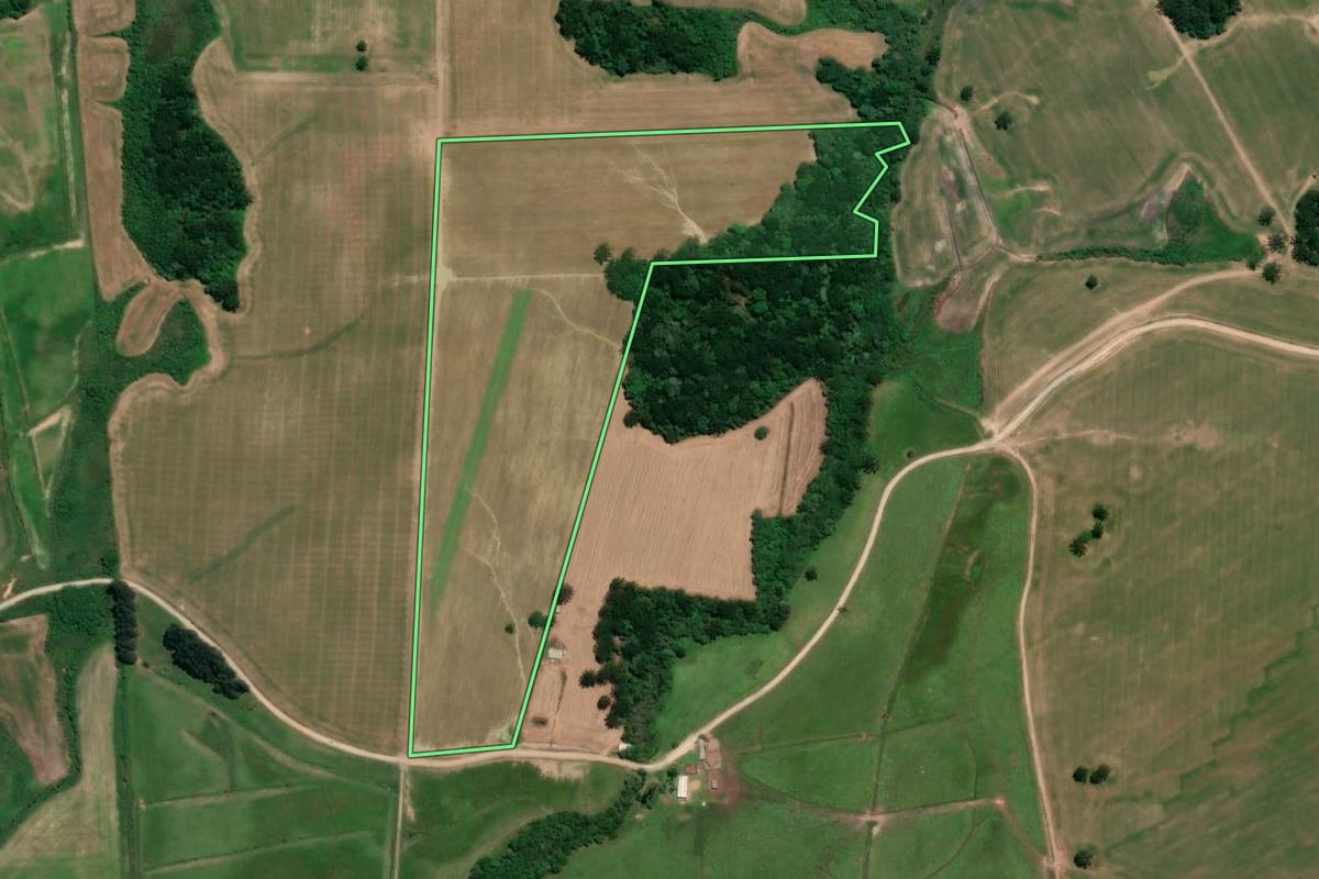 Imagem de satélite do imóvel rural em Lapa (PR), com o contorno declarado no CAR desenhado por cima.