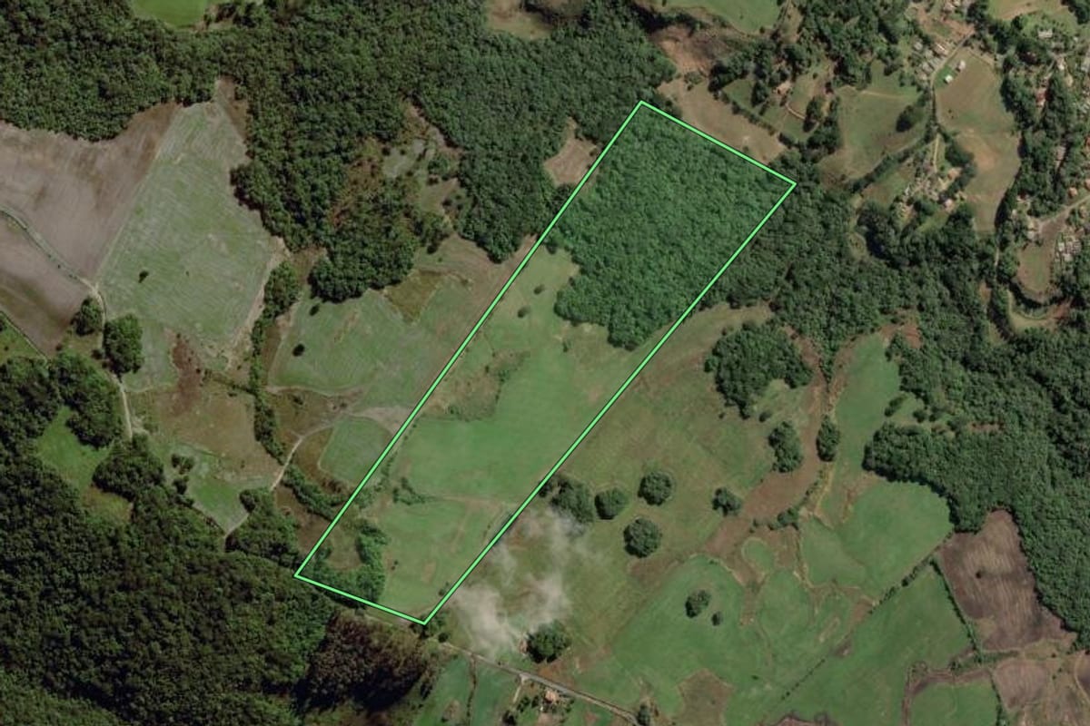 Imagem de satélite do imóvel rural em Lapa (PR), com o contorno declarado no CAR desenhado por cima.
