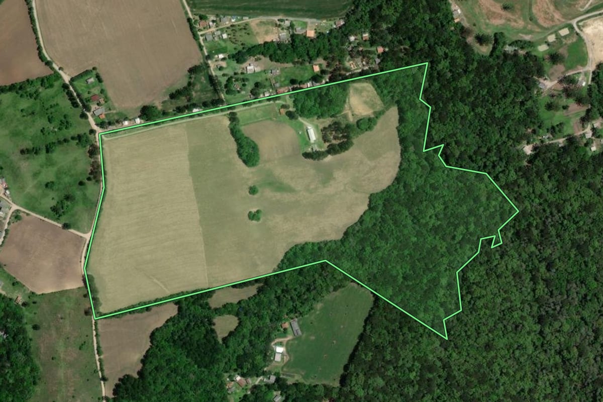 Imagem de satélite do imóvel rural em Lapa (PR), com o contorno declarado no CAR desenhado por cima.