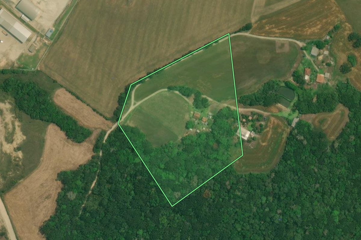 Imagem de satélite do imóvel rural em Lapa (PR), com o contorno declarado no CAR desenhado por cima.