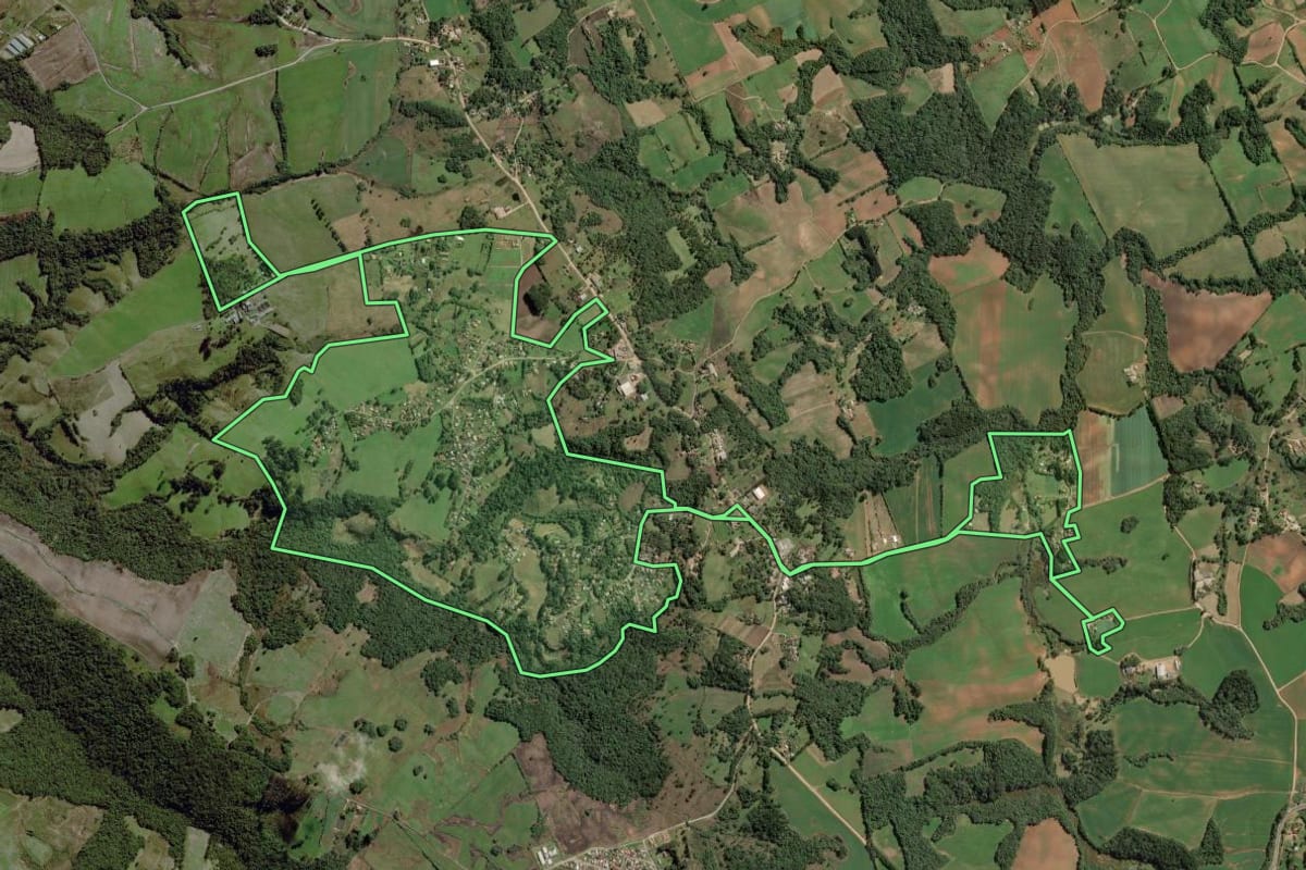 Imagem de satélite do imóvel rural em Lapa (PR), com o contorno declarado no CAR desenhado por cima.