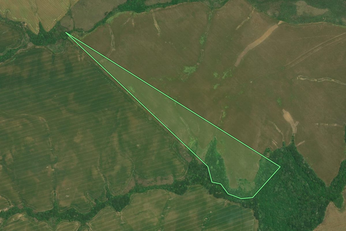Imagem de satélite do imóvel rural em Lapa (PR), com o contorno declarado no CAR desenhado por cima.