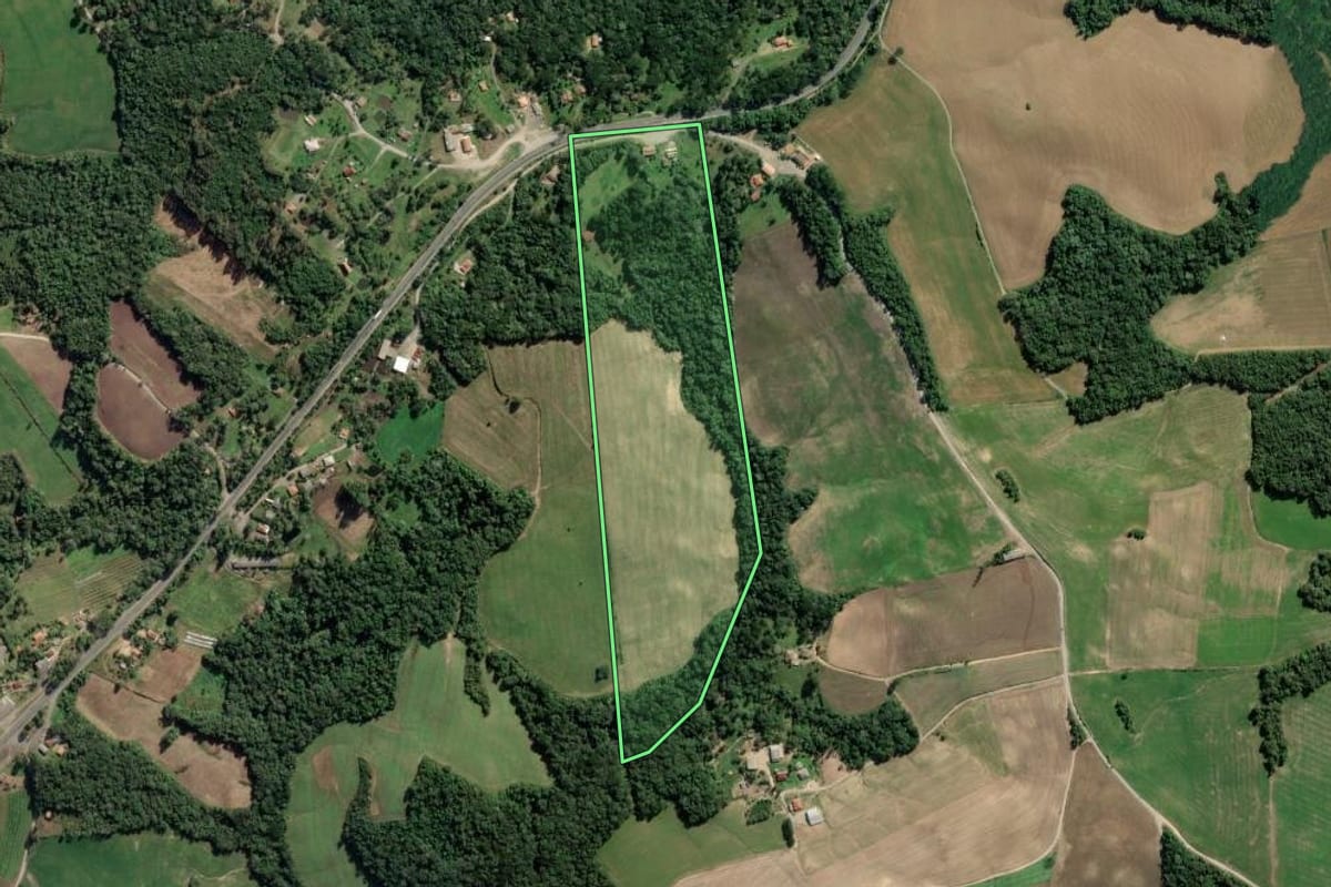 Imagem de satélite do imóvel rural em Lapa (PR), com o contorno declarado no CAR desenhado por cima.