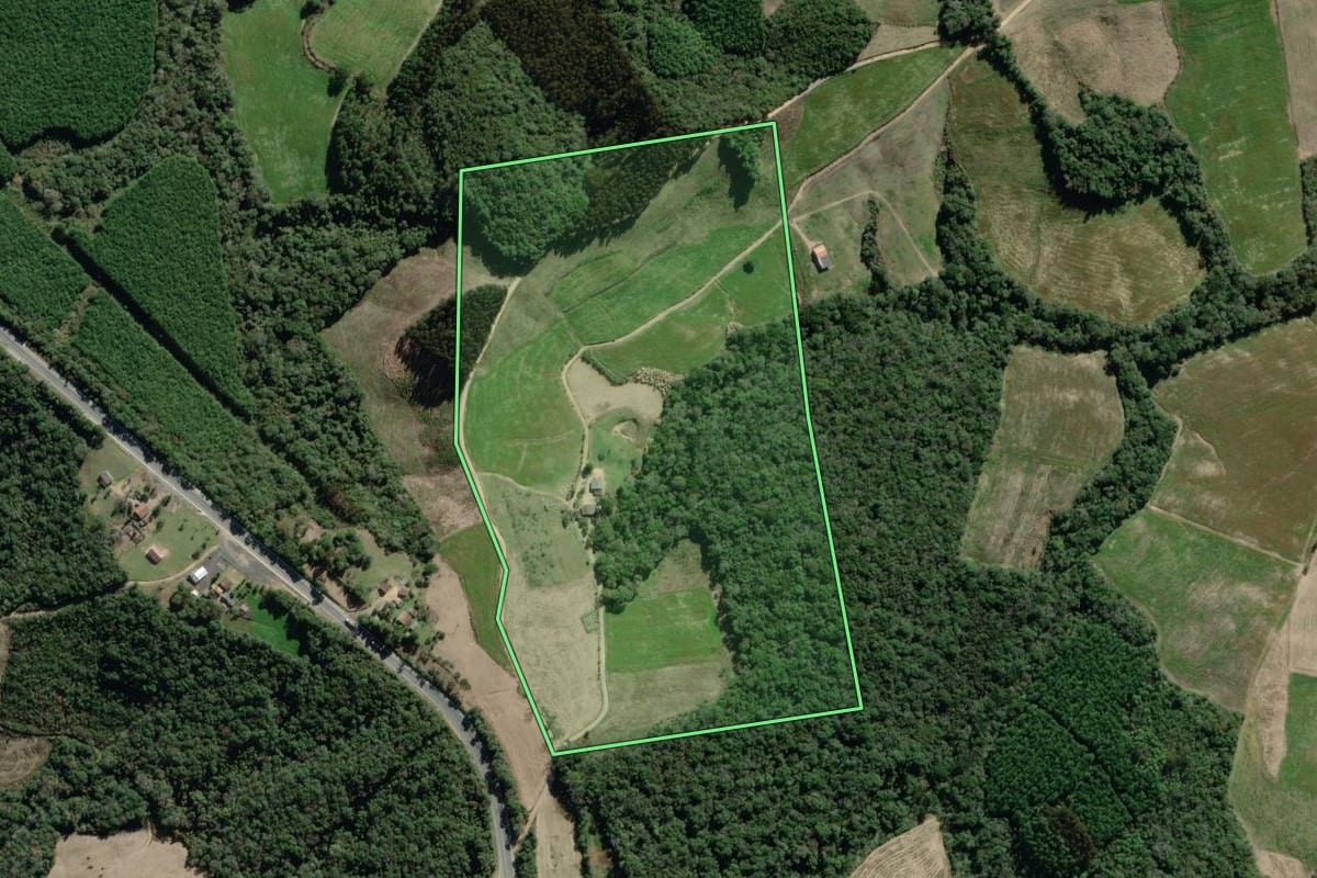 Imagem de satélite do imóvel rural em Lapa (PR), com o contorno declarado no CAR desenhado por cima.