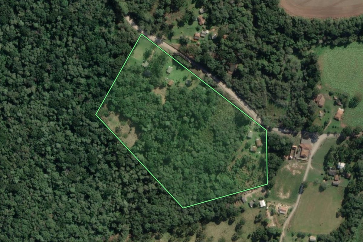 Imagem de satélite do imóvel rural em Lapa (PR), com o contorno declarado no CAR desenhado por cima.