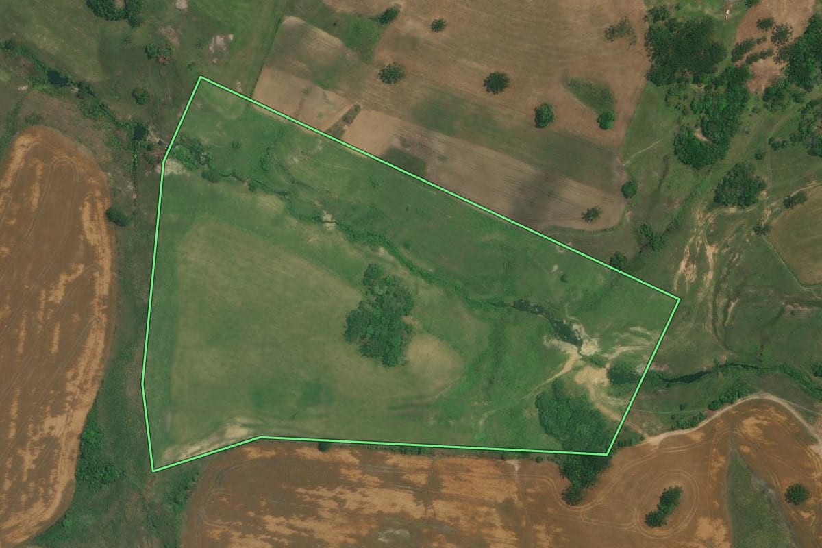 Imagem de satélite do imóvel rural em Lapa (PR), com o contorno declarado no CAR desenhado por cima.
