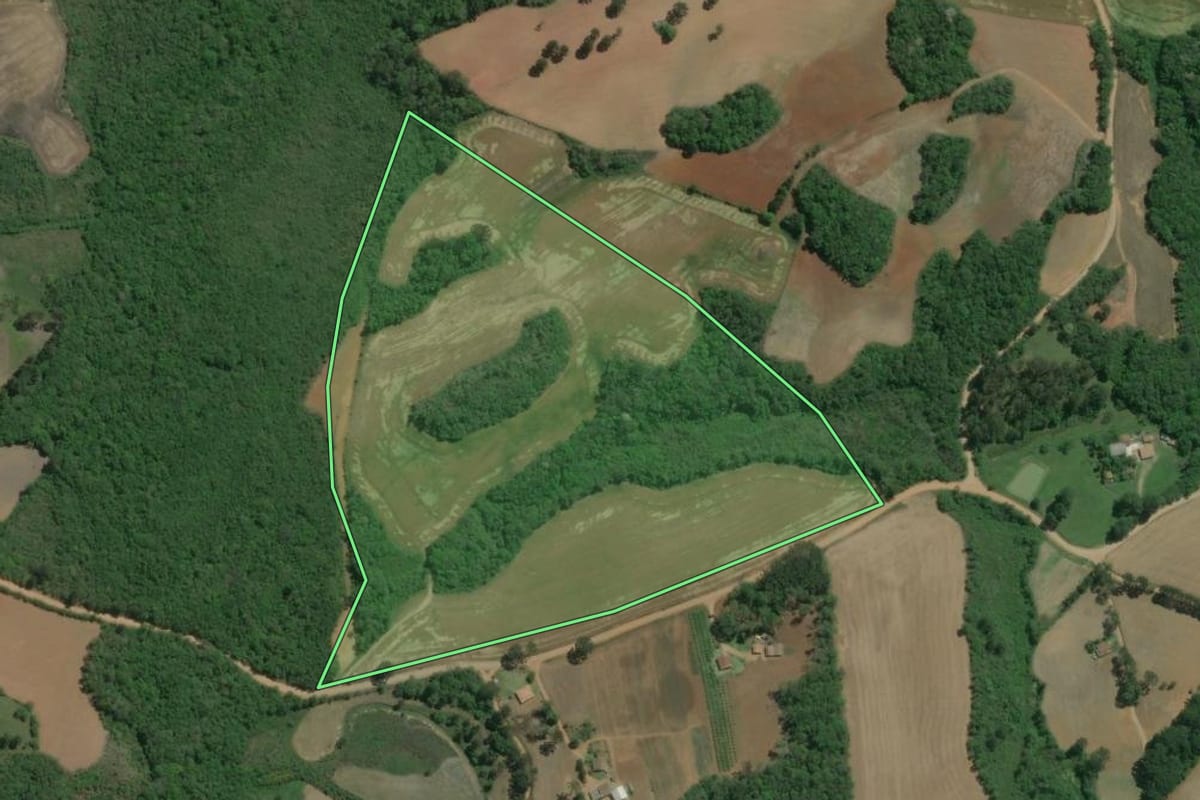 Imagem de satélite do imóvel rural em Lapa (PR), com o contorno declarado no CAR desenhado por cima.