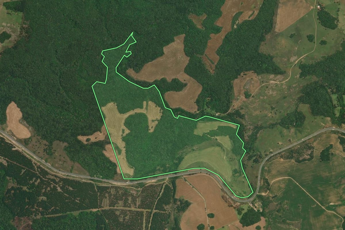 Imagem de satélite do imóvel rural em Lapa (PR), com o contorno declarado no CAR desenhado por cima.