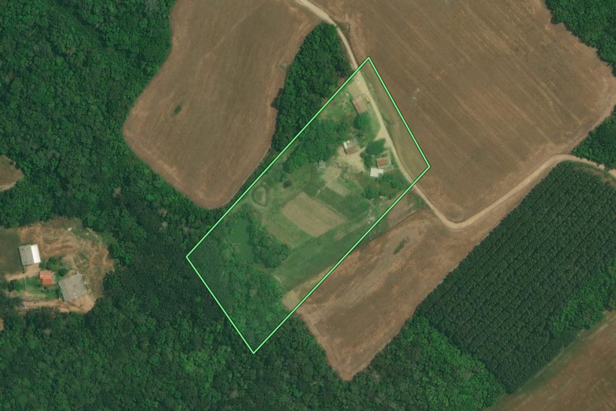 Imagem de satélite do imóvel rural em Lapa (PR), com o contorno declarado no CAR desenhado por cima.