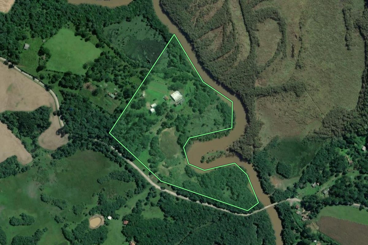 Imagem de satélite do imóvel rural em Lapa (PR), com o contorno declarado no CAR desenhado por cima.
